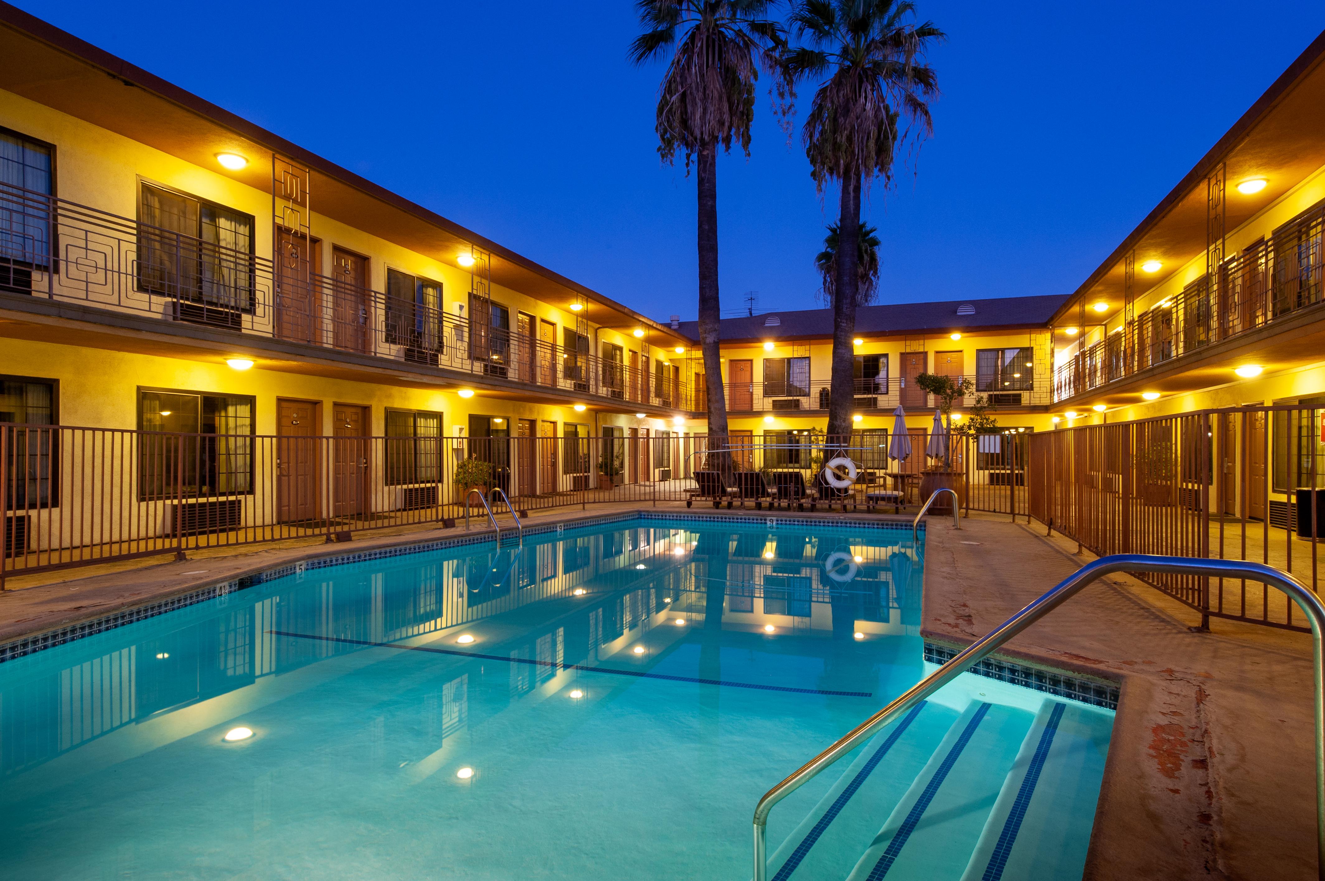 Studio City Court Yard Hotel Exterior photo
